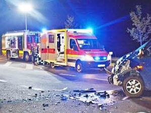 Zwei Jugendliche sind in der Nacht zum Samstag bei einem Verkehrsunfall ums Leben gekommen.  Foto: Hanns Friedrich