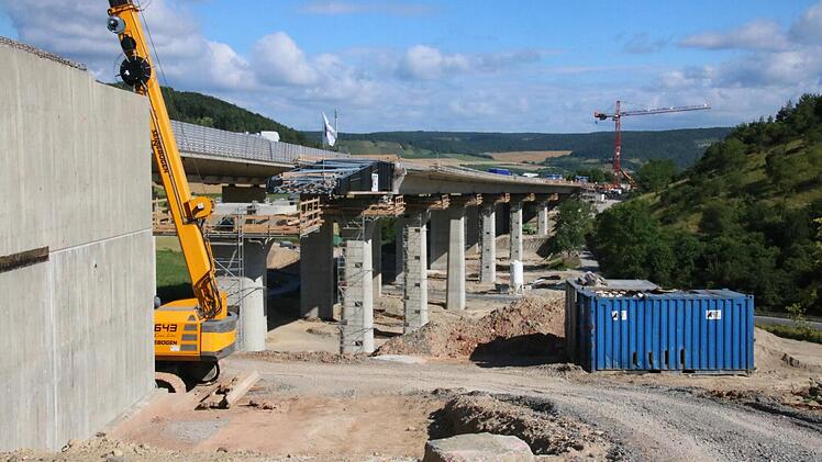 Seiten-Ansicht der neuen Brücke, links das südliche Widerlager. Foto: Ralf Ruppert
