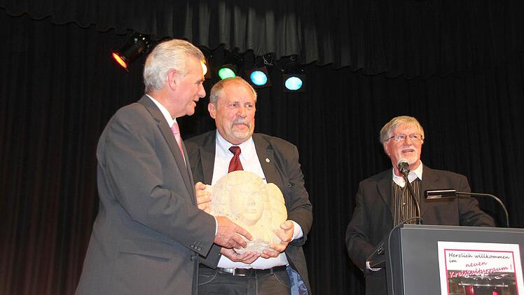 Karol Hurec und Willy Karl (von rechts) vom Kronacher Kunstverein überreichten eine Sandsteinskulptur, einen Engel, an Landrat Oswald Marr.  Foto: Friedwald Schedel