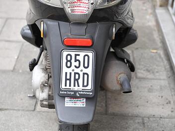 Die seit dem 1. März 2017 gültigen Versicherungskennzeichen für Mopeds und Co. sind an ihrer schwarzen Farbe zu erkennen. Fotos: Ronald Rinklef