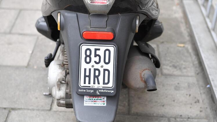 Die seit dem 1. März 2017 gültigen Versicherungskennzeichen für Mopeds und Co. sind an ihrer schwarzen Farbe zu erkennen. Fotos: Ronald Rinklef