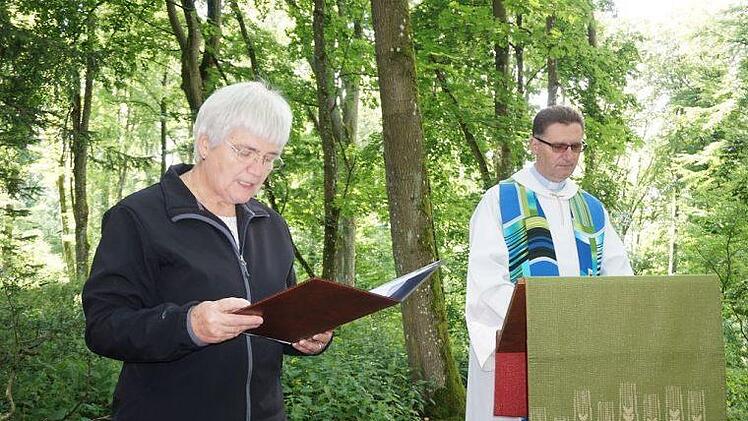 Jede Person ist unverwechselbar und einmalig, das stellte Diakon Wolfgang Dömling bei einem Experiment in dem Wortgottesdienst anlässlich zehn Jahre Franziskusweg unter Beweis. Foto: Marion Eckert