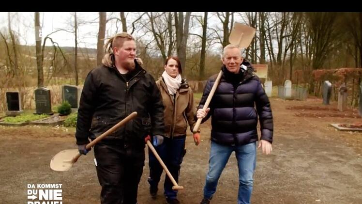 In der Fernsehshow "Da kommst Du nie drauf" zeigte das ZDF auch, wie Johannes B. Kerner den Münnerstädter Lehrfriedhof besucht hat. Screenshot: Heike Beudert
