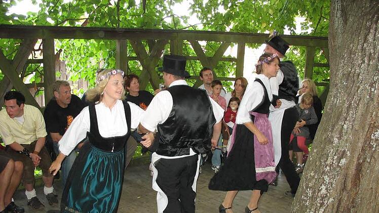 Vermutlich seit 1729  wird auf der Limmersdorfer Linde zur Kirchweih getanzt.  Foto: BR-Archiv/Gabi Förster