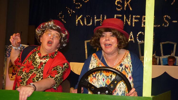 Zum Brüllen lustig die Autofahrt durch die Fränkische Schweiz von und  mit Monika Wolf und Sylvia Markus (v. l.) Foto: Thomas Weichert