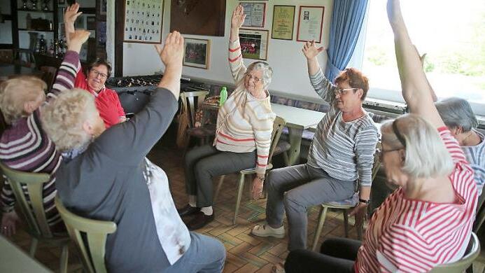 Momentan ist die Runde der Seniorinnen, die sich dienstags im Sportheim des DJK/FC Seßlach zu gemeinsamen Übungen treffen, nur klein. Die Jüngeren turnen jeden Mittwoch separat in der Schulturnhalle. "Vieles hat sich in 50 Jahren geändert, eines aber bleibt: Gymnastik tut uns gut", sagt Abteilungsleiterin Christine Kuttner (Dritte von links). Foto: Bettina Knauth