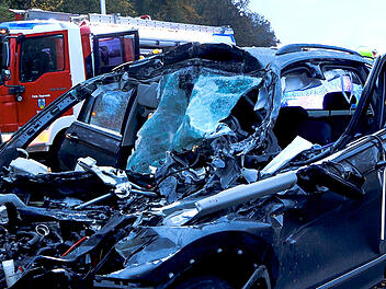 Auto rutscht unter Auflieger von Lastwagen