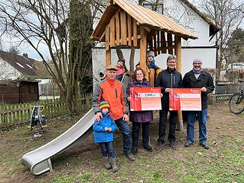 Bamberg: Spielhaus für kleinen Spielplatz errichtet - dank Sparkasse und Bürgerverein Bamberg: Spielhaus für kleinen Spielplatz errichtet - dank Sparkasse und Bürgerverein