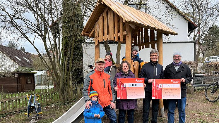Bamberg: Spielhaus für kleinen Spielplatz errichtet - dank Sparkasse und Bürgerverein