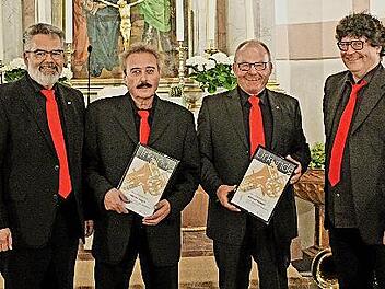 Die Ehrung für 50 Jahre Musizieren im Posaunenchor erhielten Werner Förtsch (2. v. r.) und Werner Meyer (2. v. l.).
