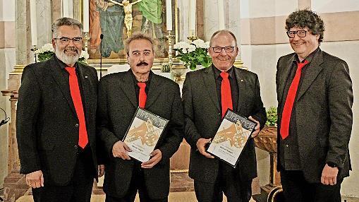 Die Ehrung für 50 Jahre Musizieren im Posaunenchor erhielten Werner Förtsch (2. v. r.) und Werner Meyer (2. v. l.).