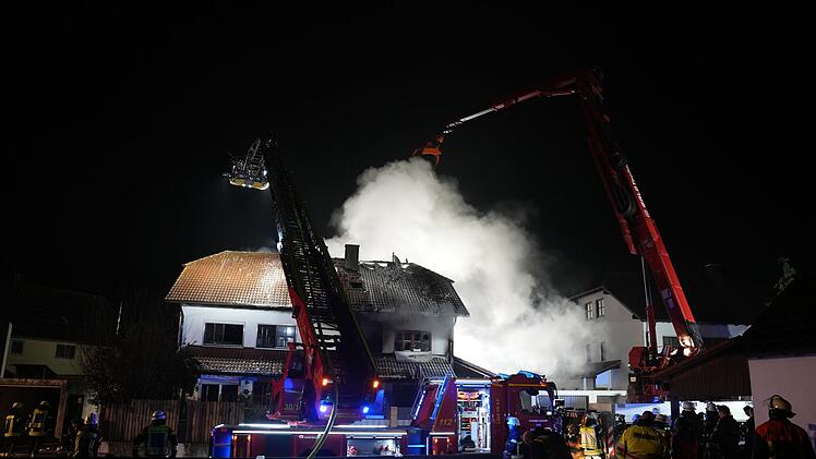 Doppelhaush&auml;lfte in Vollbrand