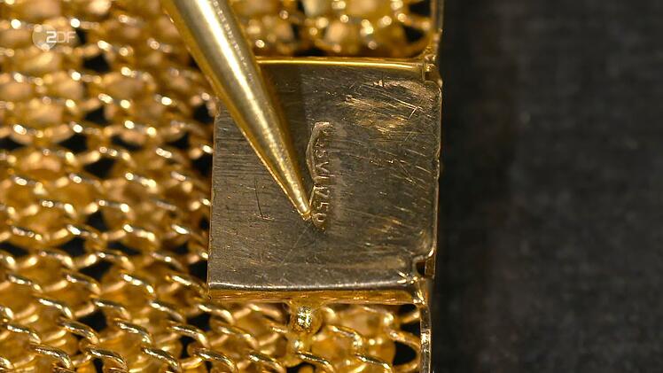 "750er Gold, also eine sehr sch&ouml;ne, hochwertige Legierung", erkannte die Expertin. "Es wirkt wie Filigranschmuck, aber es ist eine ganz andere Technik: ein Milanese-Armband", ging Wendela Horz in die Tiefe. Horst Lichters fragender Blick war f&uuml;r sie eine Aufforderung.