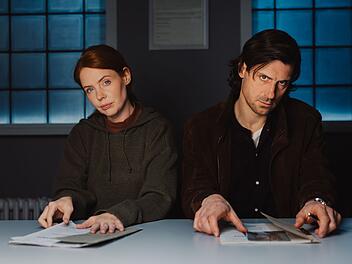 Toni (Olivia Marei) und Holger Schmitt alias "Schmitti" (Timo Hastenpflug) werden in GZSZ mit einem Mord konfrontiert.