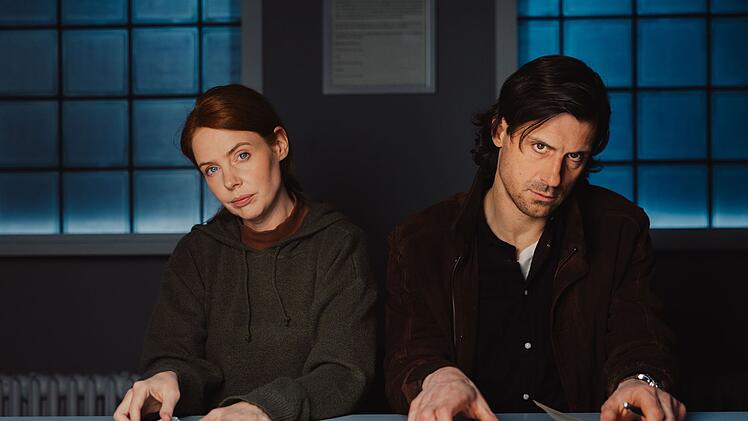 Toni (Olivia Marei) und Holger Schmitt alias "Schmitti" (Timo Hastenpflug) werden in GZSZ mit einem Mord konfrontiert.