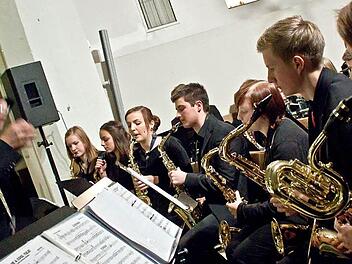 Mit Bigband-Klängen begeisterte die Albert's Brass Showband beim Weihnachtskonzert in der Heilig-Kreuzkirche. Souveräner Bandleader: Uwe Friedrich. Fotos: Jochen Berger