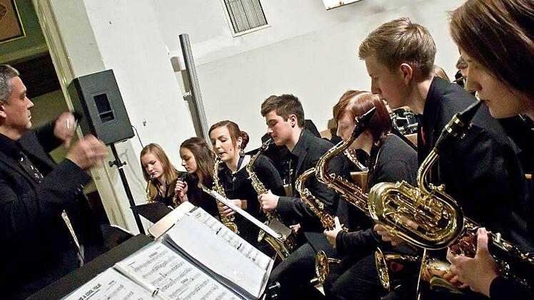 Mit Bigband-Klängen begeisterte die Albert's Brass Showband beim Weihnachtskonzert in der Heilig-Kreuzkirche. Souveräner Bandleader: Uwe Friedrich. Fotos: Jochen Berger