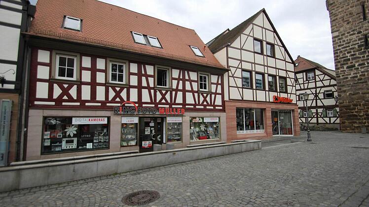 In der Hauptstraße gibt es historisches Fachwerk neben modernen Nachbauten zu bewundern.