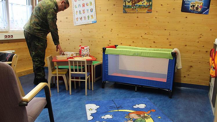 Soldat im Kinderzimmer: Hauptmann Uwe Kirfel inspiziert das Eltern-Kind-Arbeitszimmer der Bundeswehr in Volkach. Die moderne Einrichtung wird kaum genutzt. Kein Bedarf.