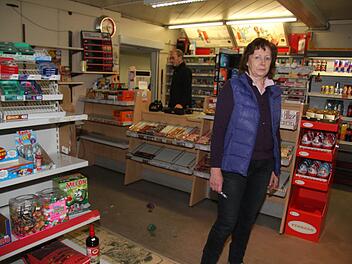 Die Erbstreitigkeiten zwischen den Nachfahren von Gerhard Fuchs schwelen schon länger, deshalb war Helga Reinsch beim Einkauf vorsichtig. Die Kinder-Überraschungseier für Weihnachten allerdings werden wohl in den Regalen bleiben - denn ab sofort sind Avia-Tankstelle und Werkstatt geschlossen. Foto: Sonja Adam