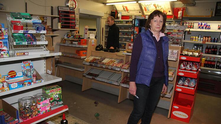 Die Erbstreitigkeiten zwischen den Nachfahren von Gerhard Fuchs schwelen schon länger, deshalb war Helga Reinsch beim Einkauf vorsichtig. Die Kinder-Überraschungseier für Weihnachten allerdings werden wohl in den Regalen bleiben - denn ab sofort sind Avia-Tankstelle und Werkstatt geschlossen. Foto: Sonja Adam