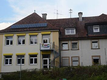 Die Dacheindeckung des Altbaus der Grundschule Weißenbrunn muss dringend saniert werden. Ziegel könnten herabfallen.  Foto: K.- H. Hofmann