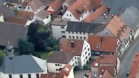 Hinter dem Fachwerkhaus am Marktplatz, das unter Denkmalschutz steht, erstreckt sich das 3303 Quadratmeter große Grundstück.