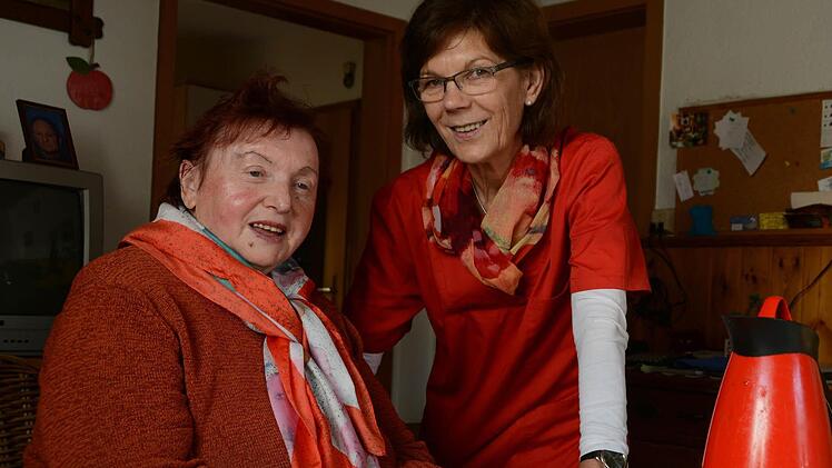 Helga Rosa freut sich jeden Tag auf den Besuch von Altenpflegerin Rita Stöcker. So kann sie trotz Hilfsbedürftigkeit zu Hause wohnen bleiben. Foto: Dagmar Besand
