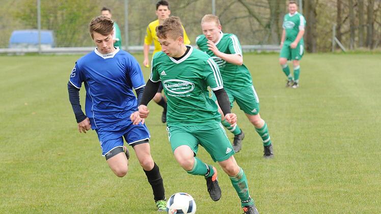 Der Name war diesmal nicht Programm: Ohne Erfolgserlebnis blieb Freddy Sieg (links) mit der SG Oehrberg im Spiel gegen die SG Untererthal um Lukas Graf (rechts). Foto: ssp