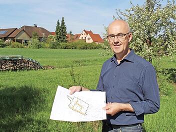Im Anschluss an die bestehende Bebauung soll hier das Wohngebiet "Steinachfeld” entstehen. Im Bild Bürgermeister Jakobus Kötzner mit dem Bebauungsplan  Foto: Evi Seeger