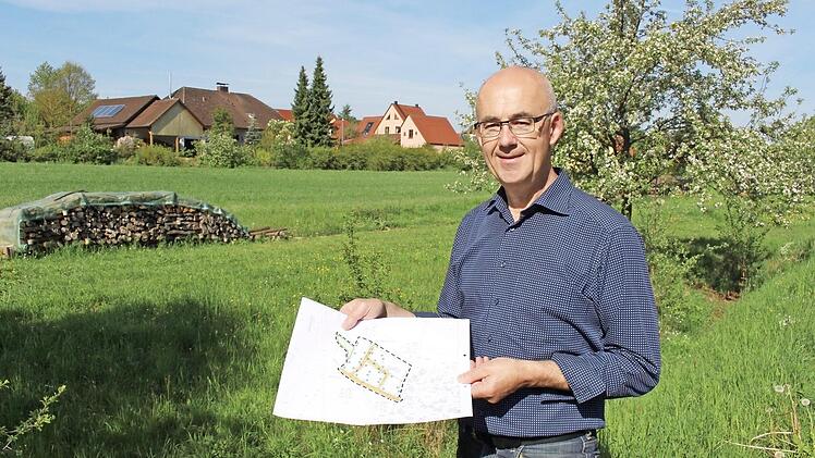 Im Anschluss an die bestehende Bebauung soll hier das Wohngebiet "Steinachfeld” entstehen. Im Bild Bürgermeister Jakobus Kötzner mit dem Bebauungsplan  Foto: Evi Seeger