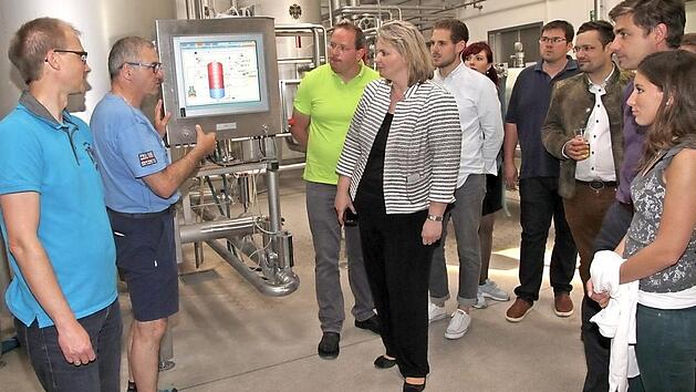 Braumeister Georg Rittmayer erläutert den Jungen Bürgern die einzigartige Wärmerückgewinnung in seiner Brauerei.  Foto: Mathias Erlwein