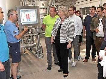 Braumeister Georg Rittmayer erläutert den Jungen Bürgern die einzigartige Wärmerückgewinnung in seiner Brauerei.  Foto: Mathias Erlwein
