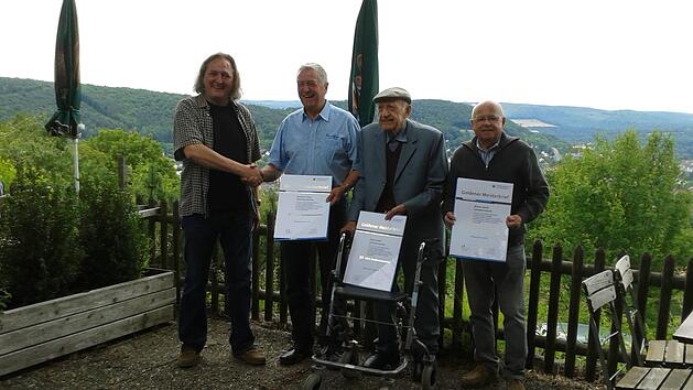 Goldene Meisterbriefe überreichte die Schreinerinnung: Auf dem Bild sind zu sehen Obermeister Norbert Borst, Werner Paltian, Anton Wolf und Werner Reuß  Foto: Petra Schwab/Schreinerinnung