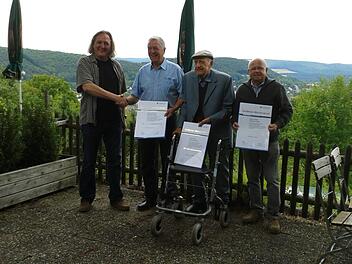 Goldene Meisterbriefe &uuml;berreichte die Schreinerinnung: Auf dem Bild sind zu sehen Obermeister Norbert Borst, Werner Paltian, Anton Wolf und Werner Reu&szlig;  Foto: Petra Schwab/Schreinerinnung
