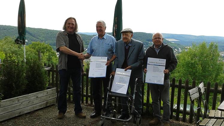 Goldene Meisterbriefe überreichte die Schreinerinnung: Auf dem Bild sind zu sehen Obermeister Norbert Borst, Werner Paltian, Anton Wolf und Werner Reuß  Foto: Petra Schwab/Schreinerinnung