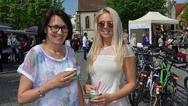 Rita Hrebabetzky und ihre Tochter Viola aus Untertheres genossen sichtlich den Bummel über den Frühjahrsmarkt in Haßfurt.Ulrike Langer