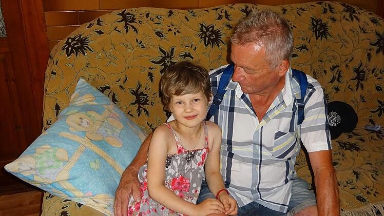 Die kleine Khristyna weiß nicht wie krank sie wirklich ist. Dieter Wolf will mit dem Verein Tschernobyl-Kinderhilfe Neustadt helfen, dass sie medizinisch behandelt werden kann.privat