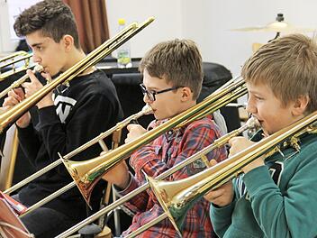 Das Jugendorchester des Musikvereins Burghaig bei den Proben fürs Jubiläumskonzert. Zu den Kindern gehört auch Samuel Heinze (rechts) mit seiner Posaune. Foto: Katharina Müller-Sanke