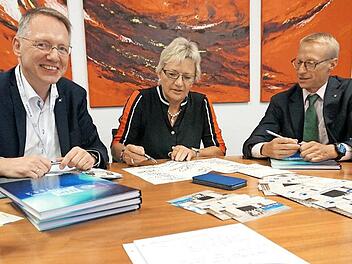 Knut Harmsen, Leiter der IHK-Geschäftsstelle Erlangen, mit den beiden Vorsitzenden Jutta Rost und Oliver Brehm (v. l.) erlärten die Absichten, die hinter der Ladies' Night stehen. Foto: Richard Sänger