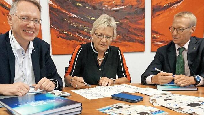 Knut Harmsen, Leiter der IHK-Geschäftsstelle Erlangen, mit den beiden Vorsitzenden Jutta Rost und Oliver Brehm (v. l.) erlärten die Absichten, die hinter der Ladies' Night stehen. Foto: Richard Sänger