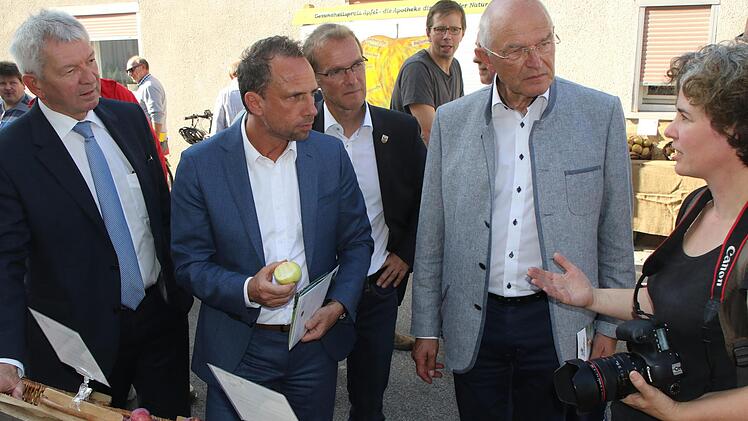 Kreisfachberaterin Alexandra Klemisch ließ den Ehrengästen die Apfelsorte Adersleber Kalvill genüsslich testen.