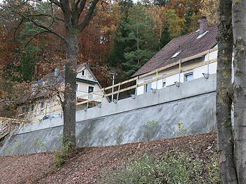 Die Hangabsicherung der Parksiedlung ist weit fortgeschritten. Im Dezember  soll die Asphaltdecke auf die Fahrbahn aufgebracht werden. Die 25  Zentimeter starke Spritzbetonplatte, die das Abrutschen der Straße  verhindern soll, ist zusätzlich im Erdreich verankert. Foto: Dieter Britz