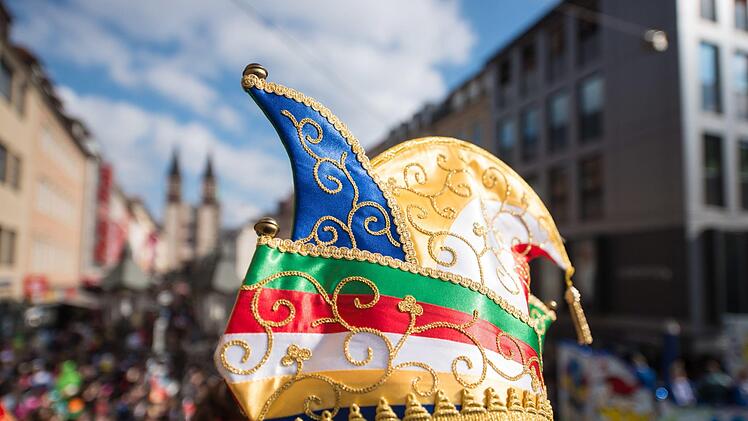 Am Sonntag werden in Franken viele Narren unterwegs sein. Die traditionellen Umzüge in Würzburg (Foto), Nürnberg, Bayreuth und Coburg finden statt - auch wenn das Wetter 2020 nicht wirklich mitspielt. Foto: picture alliance / dpa