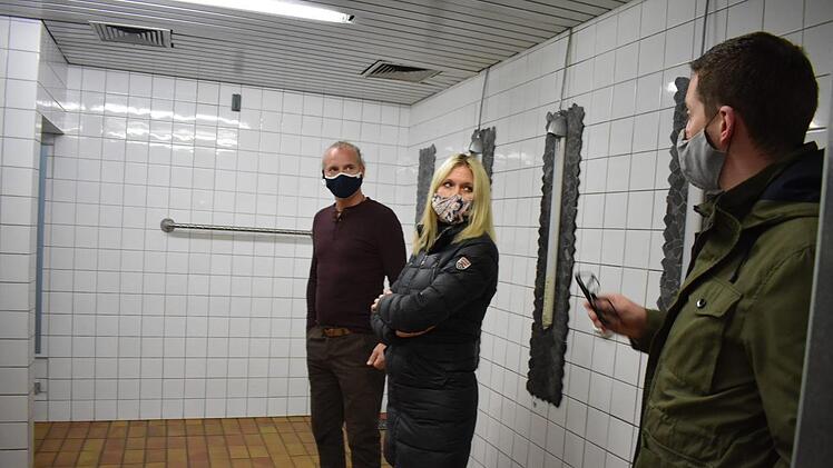 Mirco Helbig (l.), Silke Launert und Ralf Kunzmann vor Ort - Die Decke und auch die Sanitäranlagen im Bad müssten erneuert werden. Foto: Petra Malbrich