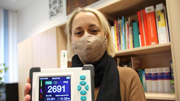 Einen Wert von über 2000 zeigt der CO2-Sensor, wenn man ihn - wie hier Konrektorin Jana Scheidt - direkt in die Atemluft hält. Foto: Andreas Dorsch