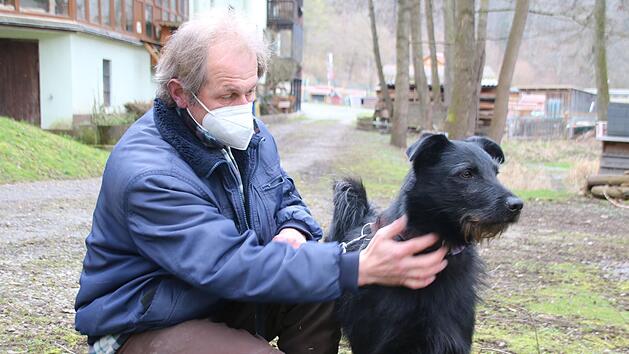 Stephan Rei&szlig;enberger vom Tierheim-Team mit  Puma, einem zweieinhalb Jahre alten Schnauzermischling, der ein Zuhause sucht. Puma ist einer der "Ebay-Opfer", die &uuml;ber Kleinanzeigen erworben und dann in der Wannigsm&uuml;hle abgegeben wurden. Foto: Thomas Malz
