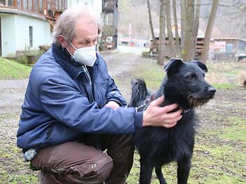 Stephan Reißenberger vom Tierheim-Team mit  Puma, einem zweieinhalb Jahre alten Schnauzermischling, der ein Zuhause sucht. Puma ist einer der "Ebay-Opfer", die über Kleinanzeigen erworben und dann in der Wannigsmühle abgegeben wurden. Foto: Thomas Malz