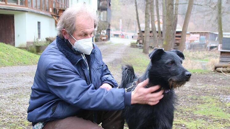 Stephan Reißenberger vom Tierheim-Team mit  Puma, einem zweieinhalb Jahre alten Schnauzermischling, der ein Zuhause sucht. Puma ist einer der "Ebay-Opfer", die über Kleinanzeigen erworben und dann in der Wannigsmühle abgegeben wurden. Foto: Thomas Malz