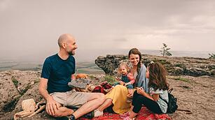 Auf dem Hochplateau des Staffelsbergs genießt man einen phantastischen Ausblick